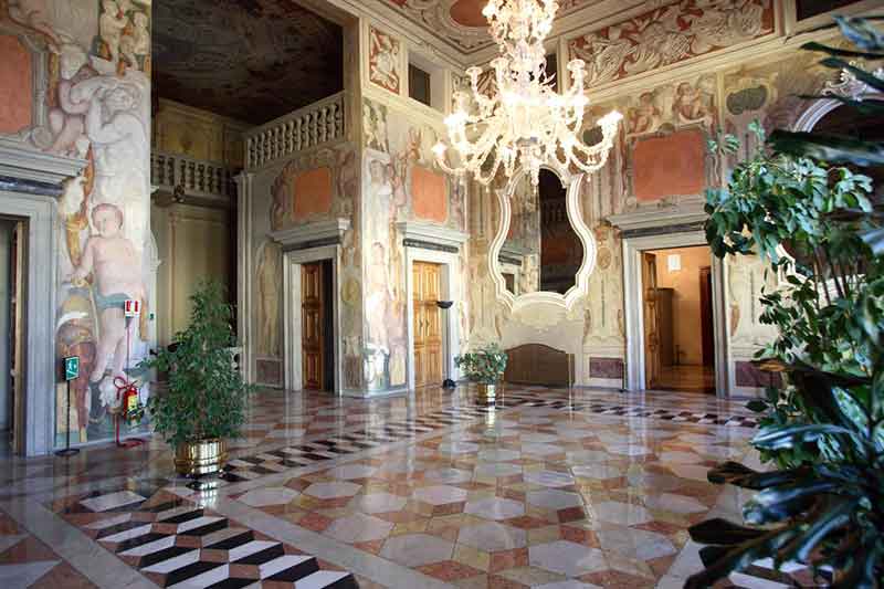 The picture shows a view of the great hall with Martinus Fischer's frescoes