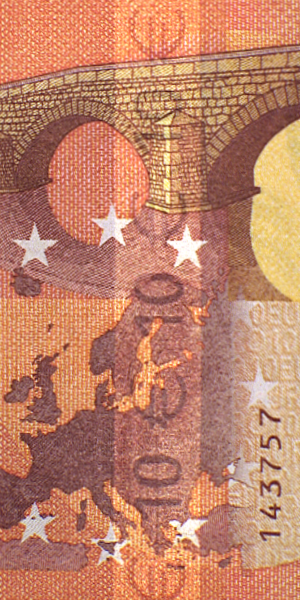 Ingrandimento sulla banconota da 10€ della serie europa che evidenzia la striscia iridescente