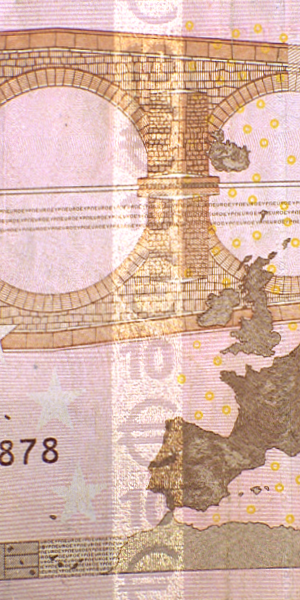 Ingrandimento sulla banconota da 10€ della prima serie che evidenzia la striscia iridescente