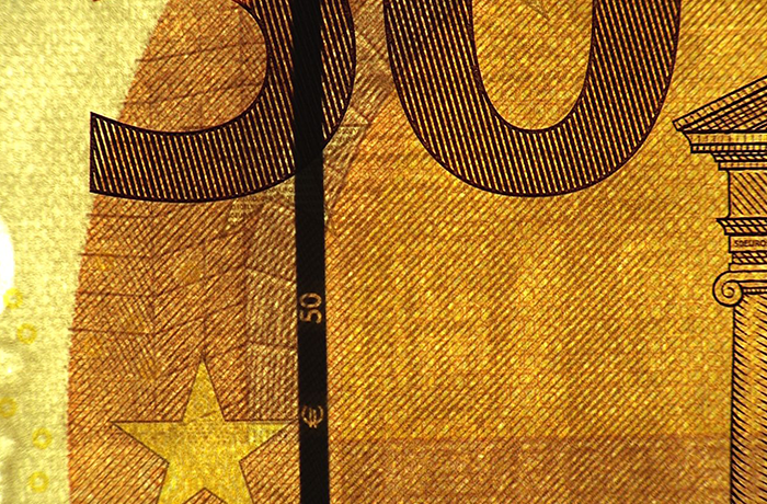 Ingrandimento sul filo di sicurezza delle banconote da 50€ della serie europa