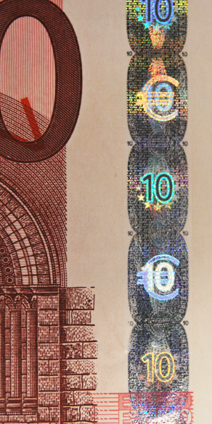 Ingrandimento sulla banconota da 10€ della serie europa che evidenzia l’ologramma