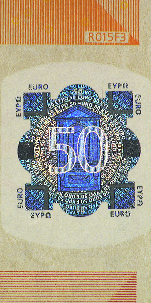 Ingrandimento sulla banconota da 50€ della serie europa che evidenzia l’ologramma