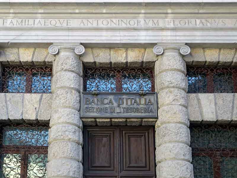 The picture shows a detail of the building façade towards Via Gemona